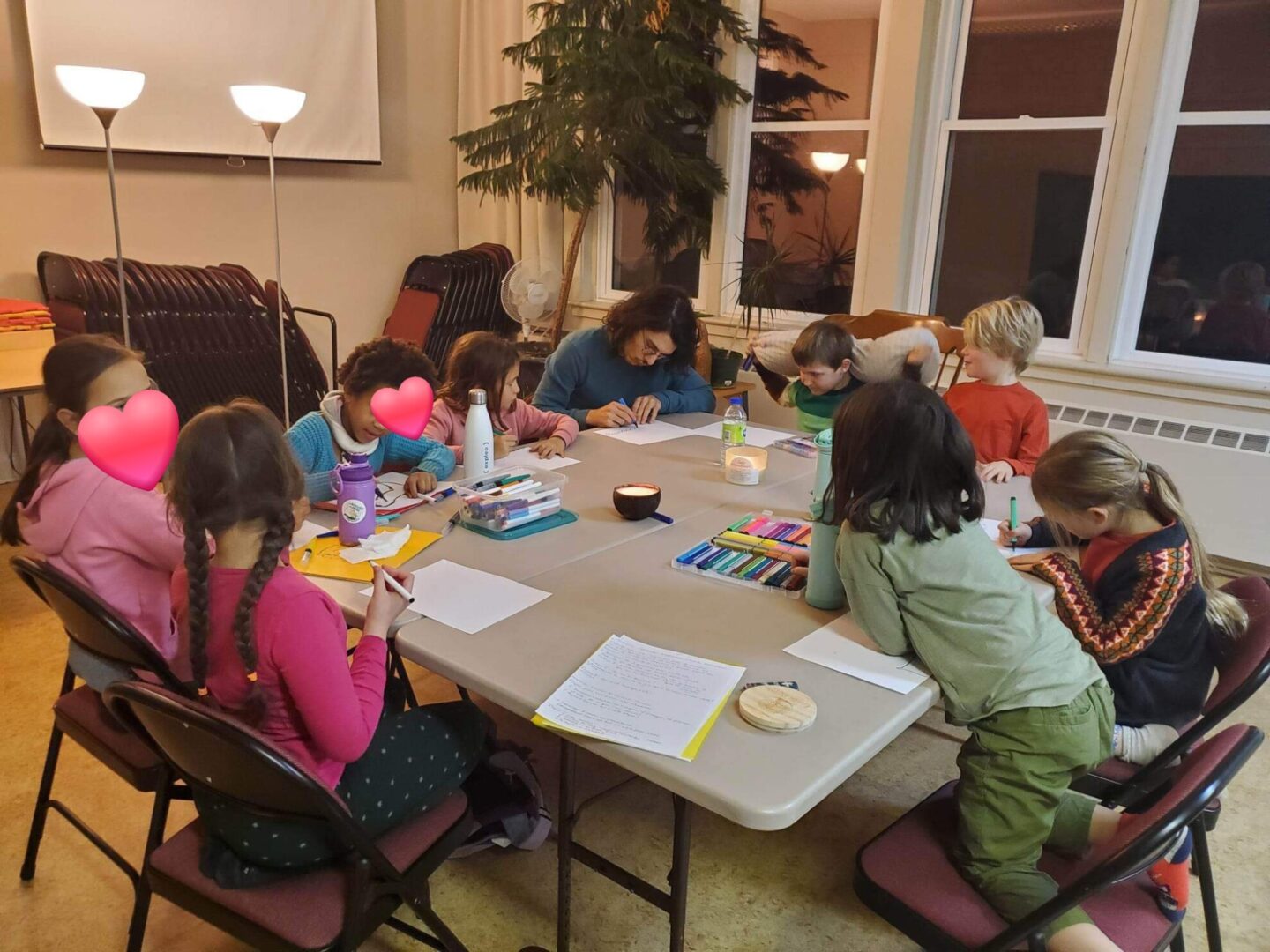 Chorale créative, des enfant assis autour d'une table