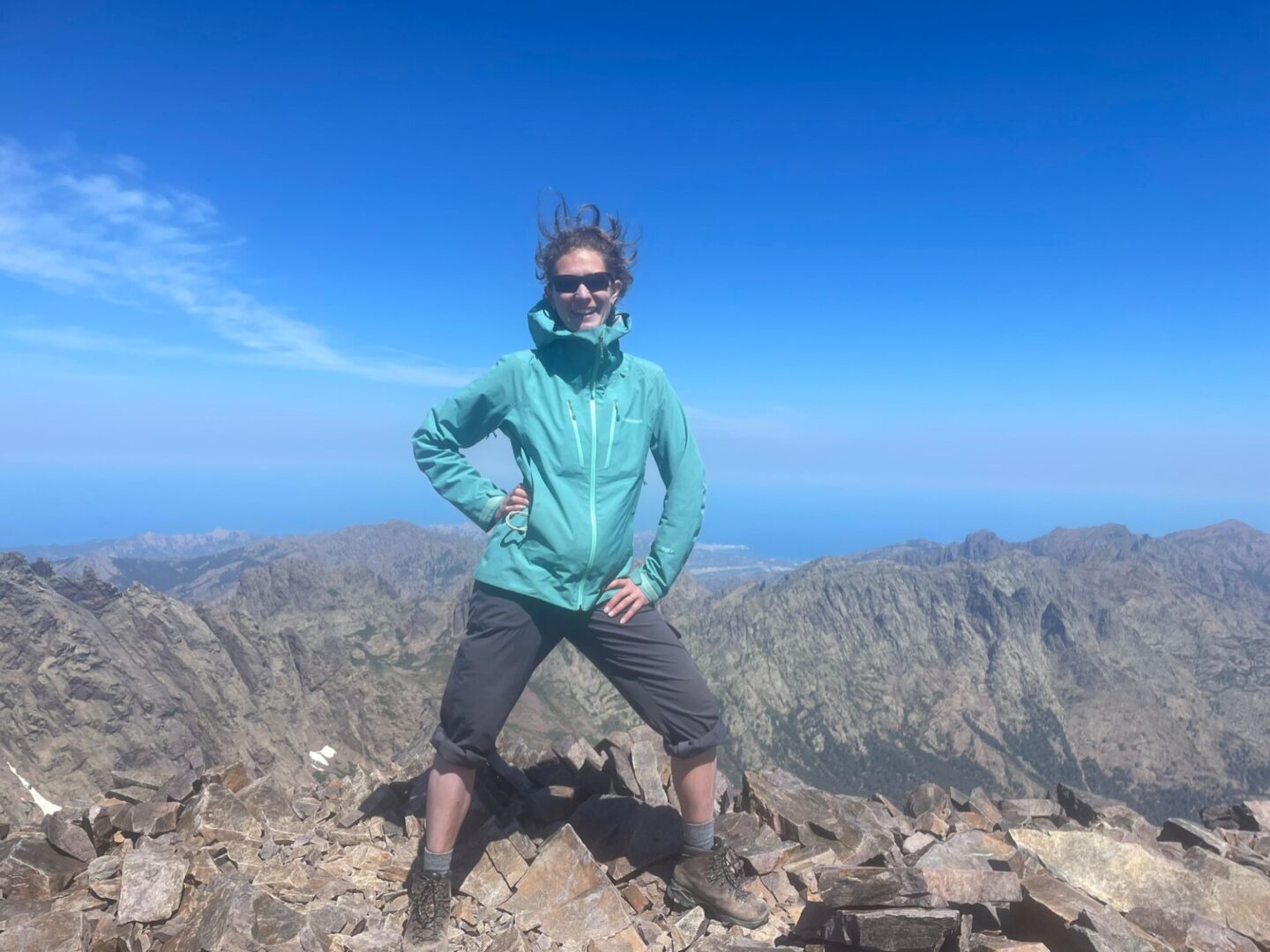 Lucie Massinon au sommet de montagnes avec un ciel bleu