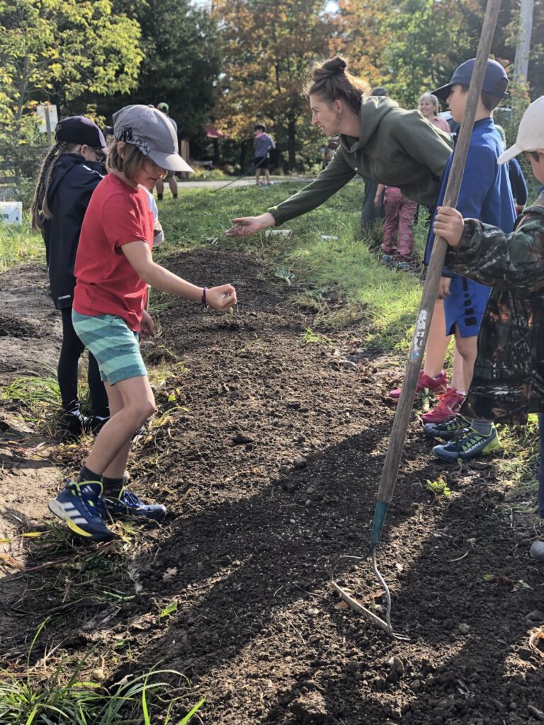des enfants participent au jardin communautaire